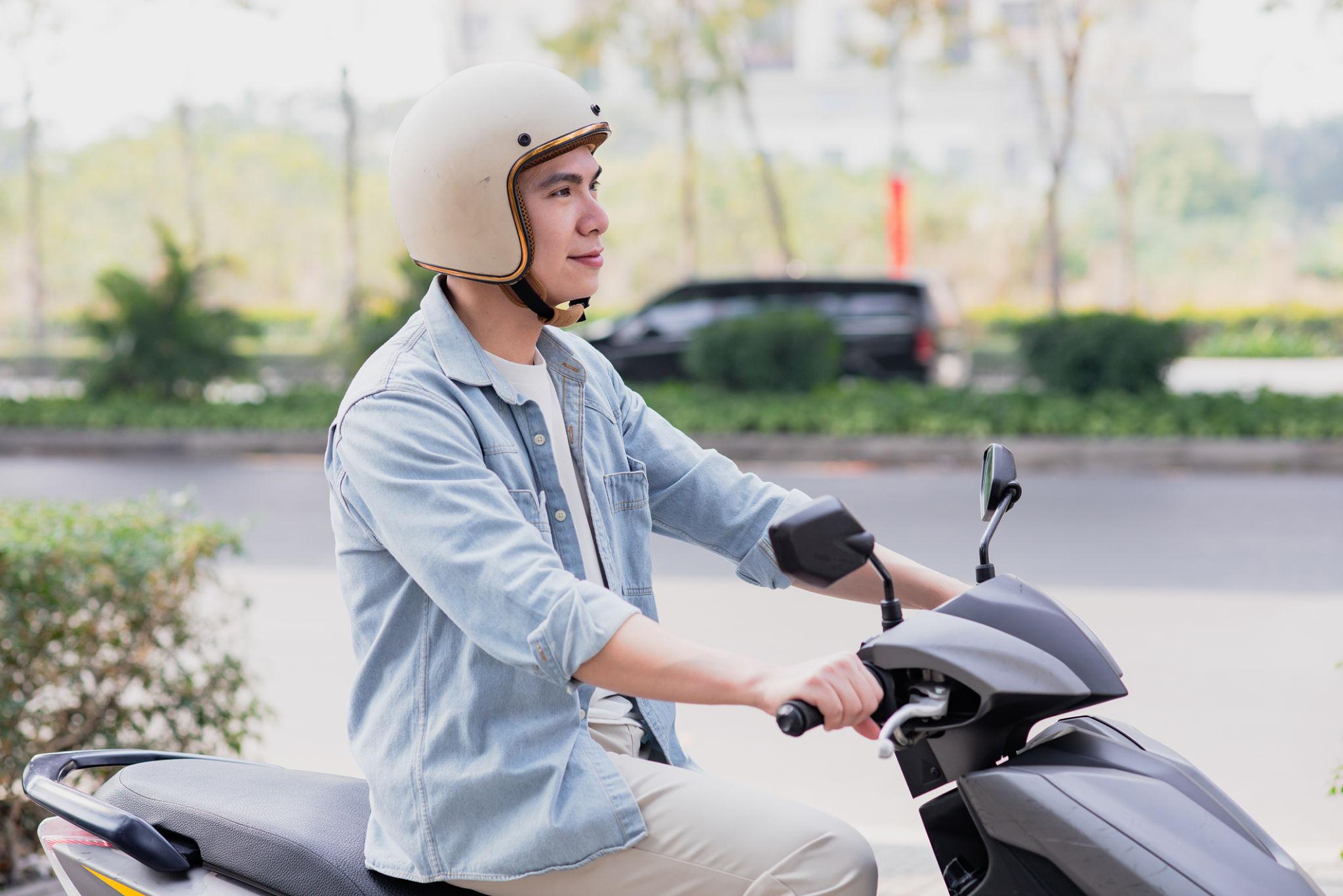 Mũ bảo hiểm in logo dùng làm quà tặng khách hàng và quảng bá thương hiệu